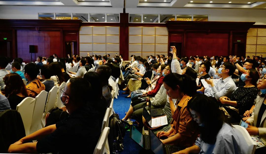 來自全國的投資機構代表和醫(yī)美產業(yè)的上市公司老板及行業(yè)專家等500多人出席了大會.jpeg